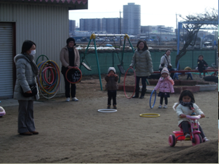 写真：戸外で遊ぶ様子