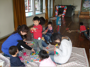 写真：室内で遊ぶ様子