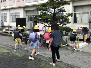 写真：手洗いサポート(栗島小学校)01