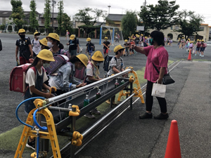 写真：手洗いサポート(栗島小学校)02