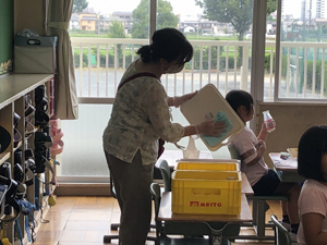 写真：給食用のトレイ消毒とトイレ清掃(白木小学校)02
