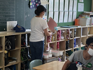 写真：給食用のトレイ消毒とトイレ清掃(白木小学校)01