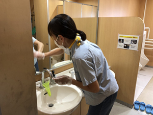 写真：トイレ清掃・教室の消毒ボランティア(師勝小学校)02