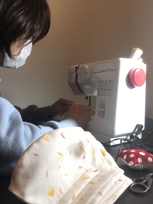 写真：手作りマスク制作ボランティア06