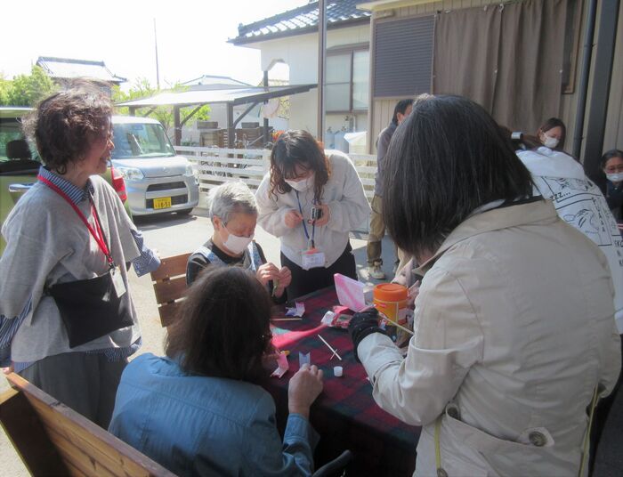 キッチンカーカフェでおしゃべりを楽しむ参加者の画像