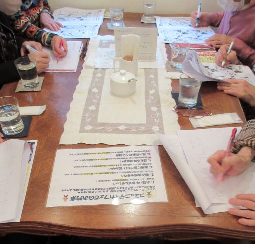 コミュニティカフェソウモッカで脳トレのプリントに取組む参加者の画像