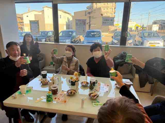 つなぐ糸カフェで笑顔で語らう参加者の画像