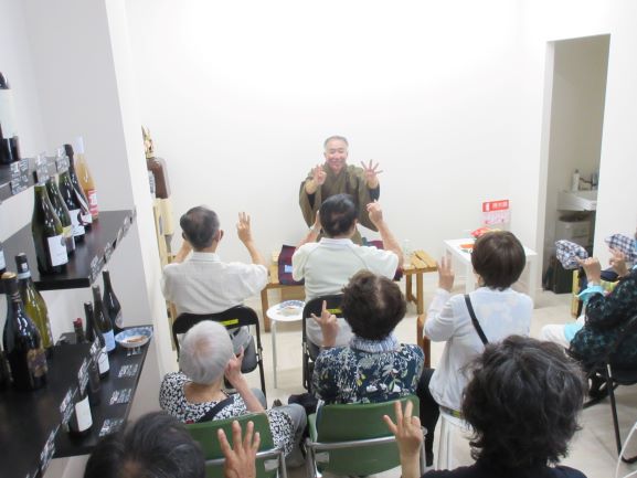 エスポアかねせいカフェで落語を楽しむ参加者の画像