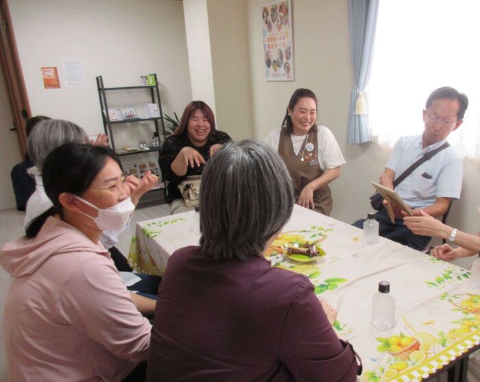 エスポアかねせいカフェで語りあう参加者の画像