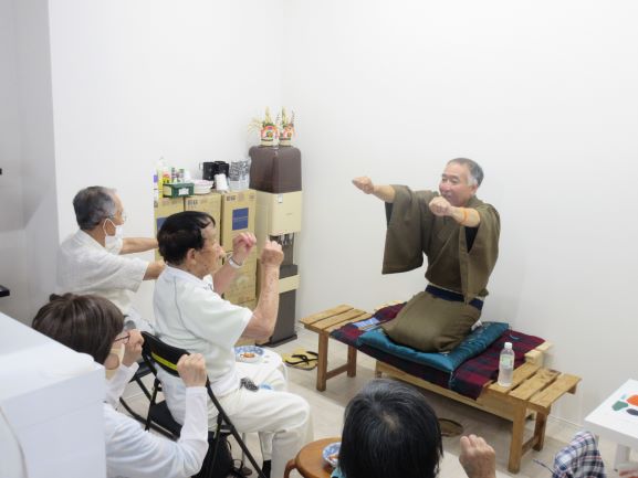 エスポアかねせいカフェで落語を楽しむ参加者の画像