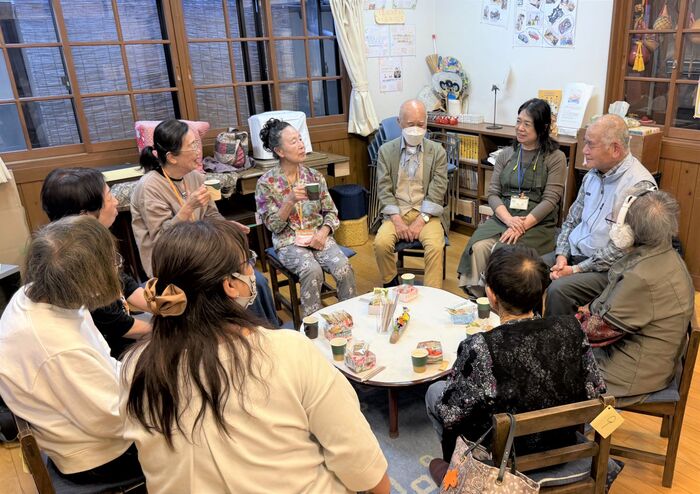 なかよしカフェでおしゃべりを楽しむ参加者の画像