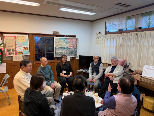 なかよしカフェで語りあう参加者の画像