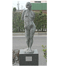 写真:ブロンズで出来た女性の像の画像(山本友子作)