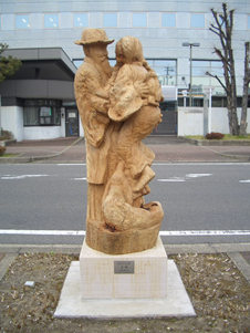 写真:木でできた像