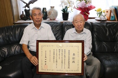 写真:牧野俊一 元組合理事長、井上隆夫 元組合理事