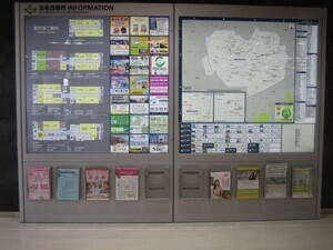 写真：西庁舎1階ロビー案内地図板