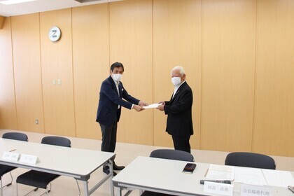 写真：北名古屋市行政改革推進委員会に対する諮問