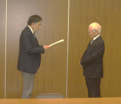 写真：会議室で話す2人