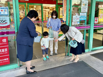 写真：ヨシヅヤでの配布