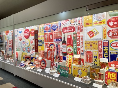 写真：ホーロー看板で埋め尽くされている壁面