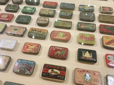 写真：レコード針の缶