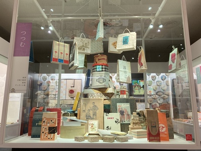 写真：紙箱・紙袋のシンボル展示