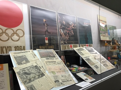 写真：昭和のニュースに関する新聞や雑誌