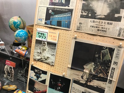 写真：アポロ11号の新聞と関連資料