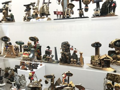 写真：旅先の名所や風景が再現されたおみやげ品