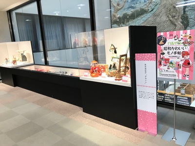 写真：2階ロビーのトピック展示コーナー