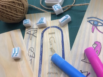 写真：古代エジプト文字（ヒエログリフ）で作られたネーム入りブックマーク