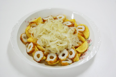 写真：揚げじゃがいもと焼竹輪のオニオン酢かけ