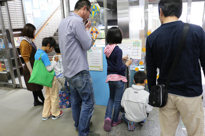 写真：クイズラリーに参加する子どもたちとご家族の方