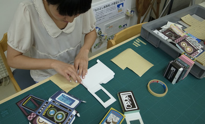 写真：ワークショップ「日光写真の原理を学ぶ」準備中