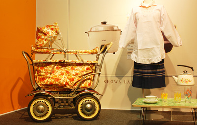 写真：花柄の乳母車