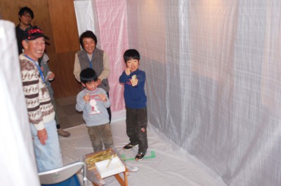 写真：ミカン鉄砲と子どもたち