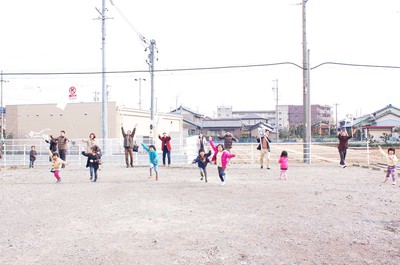 写真：和凧と子どもたち