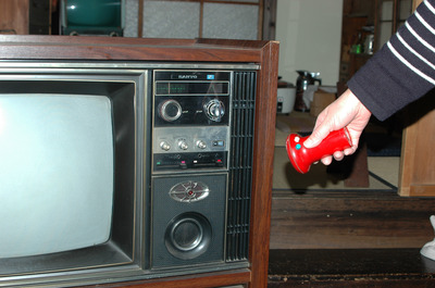 写真：リモコン付きカラーテレビ