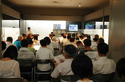 写真：市電沢上車庫を掘る　ギャラリートーク