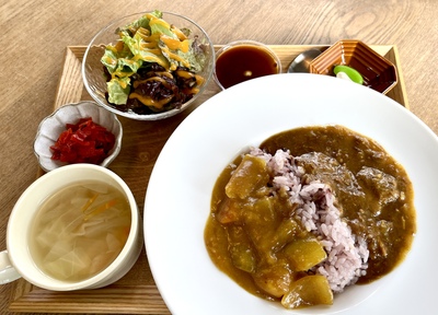 写真：昭和の野菜ゴロゴロカレーには、ぜひソースをかけて