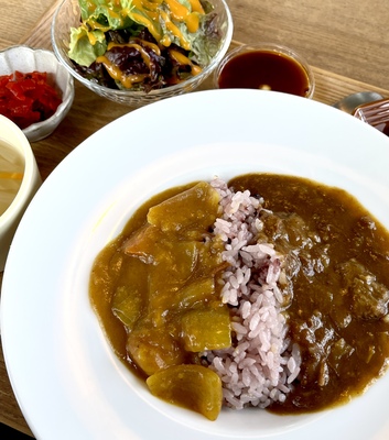 写真：昭和と令和のあいがけカレー