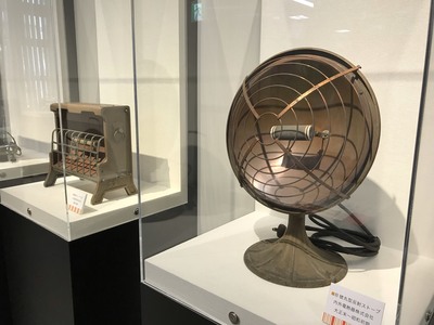 写真：扇風機のような形状の反射式の電気ストーブ