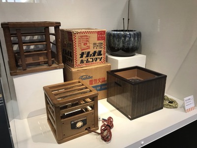 写真：「電化の波と暖房器具」展