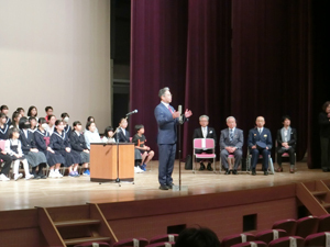 写真:あいさつのスピーチをする市長
