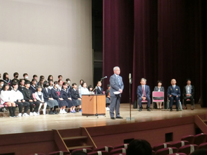 写真:あいさつのスピーチをする議長
