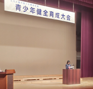 写真:発表をする少女
