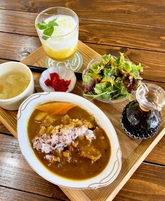 写真：昭和・令和のあいがけカレー