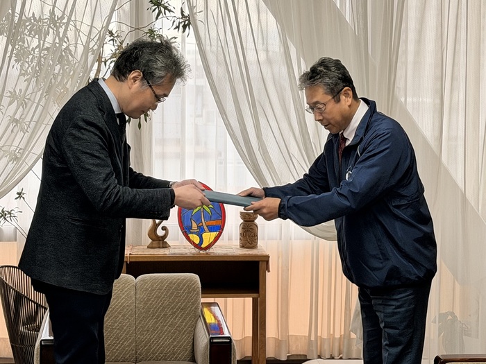 委員長から市長へ提言書の手渡し