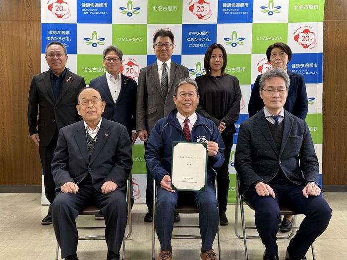 市長と委員会委員全員の集合写真