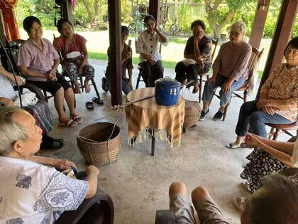 写真　タイでの回想法ワークショップ